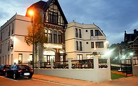 Fly Inn Hotel Lounge & Nezzo Restaurant